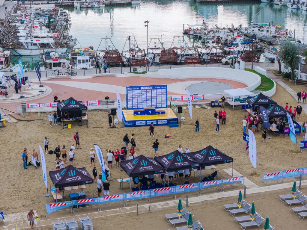 Il village Dominate The Water sulla spiaggia, visto dal drone